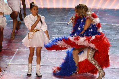 Jennifer Lopez y su hija Emme cantaron juntas sobre el escenario.