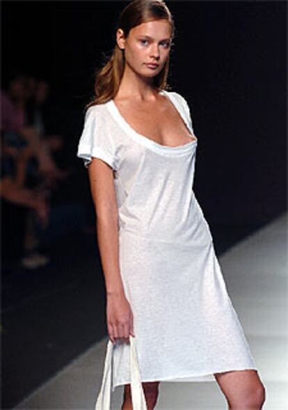 Ligero vestido en algodón blanco con un escote imposible y bolso del mismo color, firmado por Antonio Pernas.