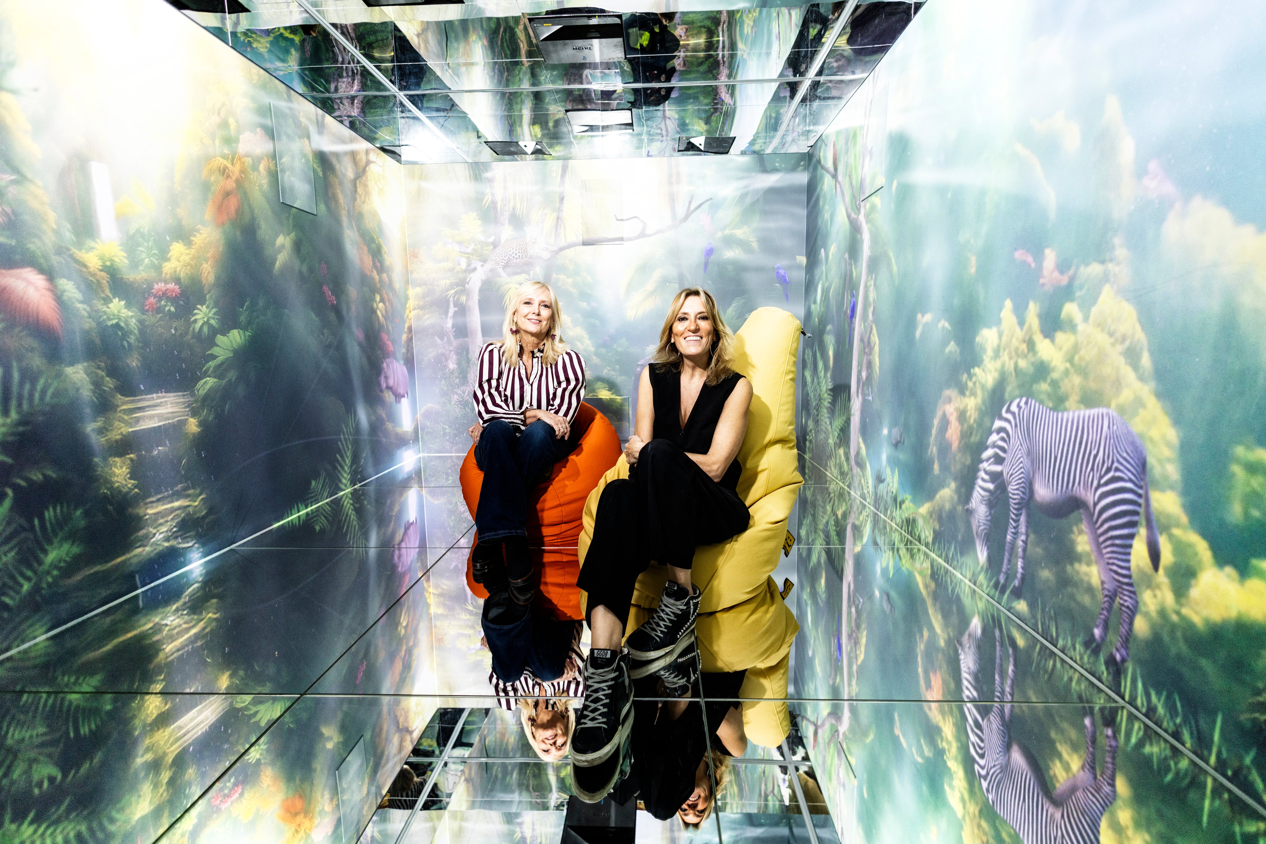 Valle Sallés y Mónica Esteban, en la sala inmersiva del Club Juegaterapia. 