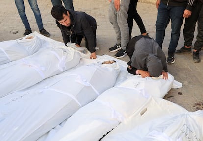 Familiares de palestinos muertos en los bombardeos israelíes, este miércoles en el Hospital Bautista Árabe Al-Ahli, en Ciudad de Gaza.