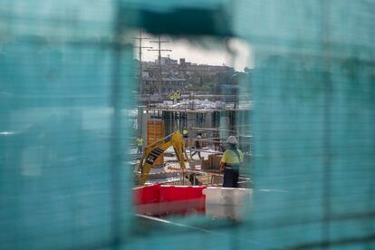 Trabajadores de la construcción en Sevilla este jueves.