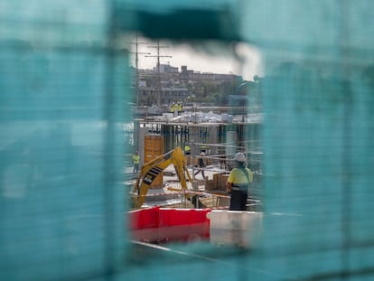 Trabajadores de la construcción en Sevilla este jueves.