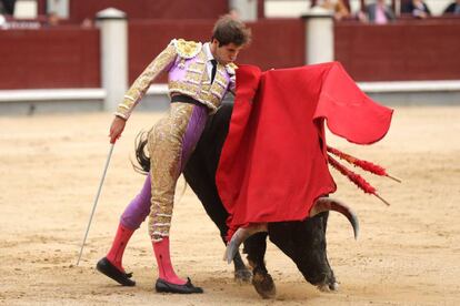 El novillero Fernando Plaza en la primera novillada de la Feria de San Isidro.