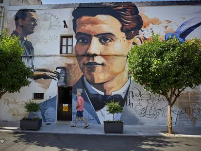 Entrada principal a la casa natal de Federico García Lorca en Fuente Vaqueros (Granada).