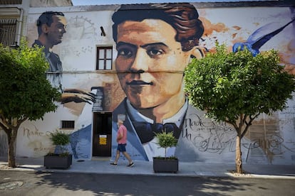 Entrada principal a la casa natal de Federico García Lorca en Fuente Vaqueros (Granada).