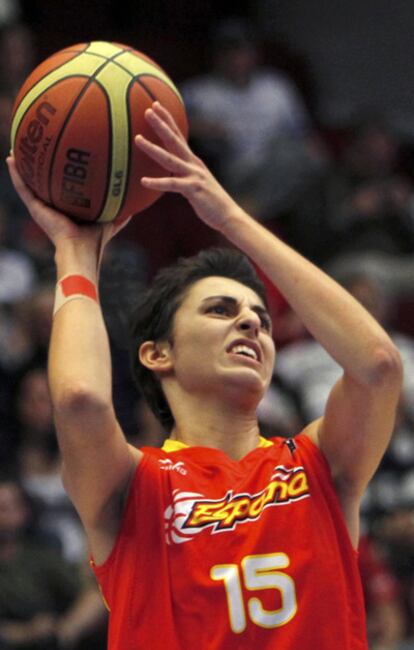 La alero española, Alba Torrens, controla el balón durante un partido con la selección.