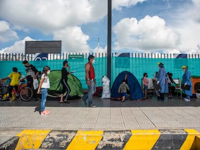 La terminal de transportes del norte de Bogotá alberga temporalmente a los inmigrantes que van camino a la frontera.