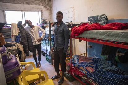 Sidy Traouvre (al fondo), comparte cama en una habitación donde duermen otras seis personas.