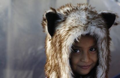 Gina, una niña inmigrante hondureña, a las afueras de la tienda donde su familia está durmiendo, instalada en un complejo deportivo que alberga a más de 5.000 inmigrantes centroamericanos, en Tijuana (México).