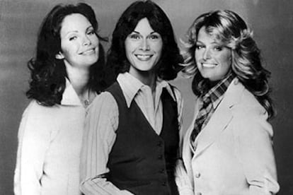 De izquierda a derecha, Jaclyn Smith, Kate Jackson y Farrah Fawcet-Majors, <i>Los ángeles de Charlie </i><b>en su versión para televisión de los años setenta.</b>