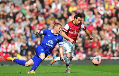 Cazorla trata de irse de McCarthy, del Everton.