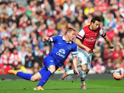 Cazorla trata de irse de McCarthy, del Everton.