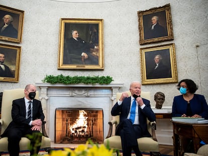 Joe Biden (derecha) y Olaf Scholz, este lunes en el Despacho Oval, en la Casa Blanca.