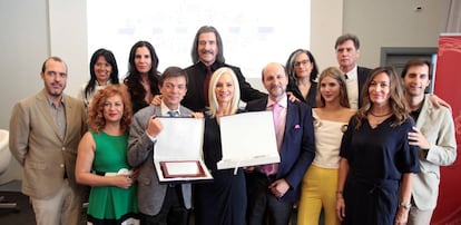 La hija de Manuel Alejandro recibe la placa en la sede de la Biblioteca Marqu&eacute;s de Valdecilla de la Universidad Complutense.