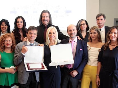 La hija de Manuel Alejandro recibe la placa en la sede de la Biblioteca Marqu&eacute;s de Valdecilla de la Universidad Complutense.