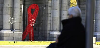 Un lazo conmemorativo del sida en la Puerta de Alcalá de Madrid.