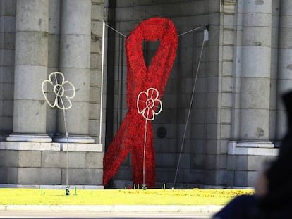 Un lazo conmemorativo del sida en la Puerta de Alcalá de Madrid.