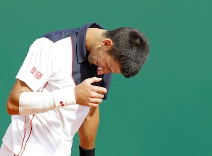 Djokovic, con el brazo derecho vendado, se lamenta en Montecarlo