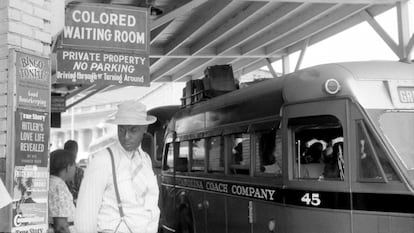 Un passatger sota un senyal que diu 'Colored Waiting Room' en una estació de bus de Durham, 1940.