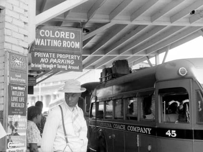 Un passatger sota un senyal que diu 'Colored Waiting Room' en una estació de bus de Durham, 1940.