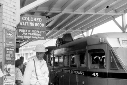 Un passatger sota un senyal que diu 'Colored Waiting Room' en una estació de bus de Durham, 1940.