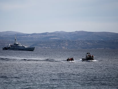 Una patrullera de Frontex se dirige al rescate de una embarcación de migrantes en las islas griegas en febrero de 2020.