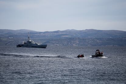 Un barco de rescate acompaña a una patera con migrantes de Afganistán mientras una patrulla de Frontex vigila en aguas del mar Egeo frente a la isla griega de Lesbos el 28 de febrero de 2020.