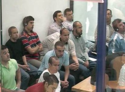 Varios de los procesados escuchan en la sala del juicio las conclusiones del fiscal jefe de la Audiencia Nacional.