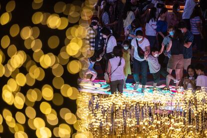 Atmosfera em frente a um shopping center de Bangkok durante a celebração do Ano Novo.