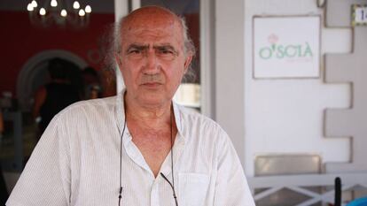 Vito Fiorino, en la puerta de su heladería en Lampedusa.