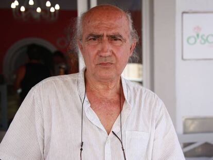 Vito Fiorino, en la puerta de su heladería en Lampedusa.