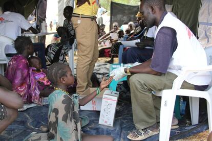 Personal médico atiende a los pacientes en el centro improvisado dentro del complejo de la ONU.