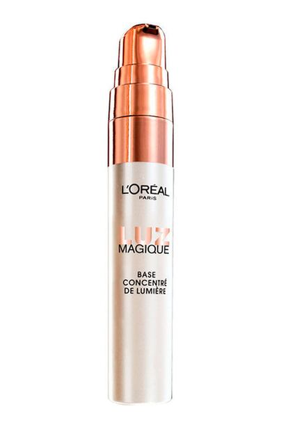 Aplicar una prebase como la Luz Magique de L'oréal ayuda a que el delineado dure más sin moverse de su sitio (10,85 euros).