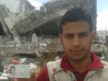 Muawiya Faisal Sayasneh, de 21 años, muestra su carné de identidad.