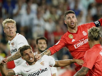 Cuatro centrales, Kjaer y Carriço, del Sevilla, y Sergio Ramos y Varane, del Real Madrid, compiten por ganar la posición en el área.