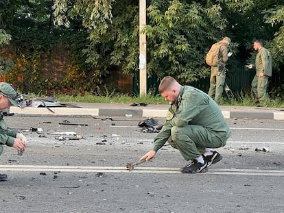 Miembros del equipo de investigación ruso recogían muestras el domingo en el lugar donde el coche que conducía Daria Dugina explotó en Moscú, en una imagen facilitada por las autoridades rusas.