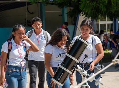 Un grupo de estudiantes se reúnen para observar las estrellas en un colegio de Oaxaca, asesorados por la Sociedad Astronómica Nicolás Copérnico (SANC).