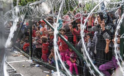 Refugiados se agolpan en la frontera húngara con Serbia en 2015.