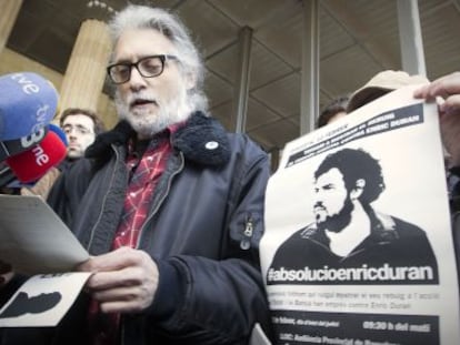 Un seguidor de Duran lee un comunicado en la puerta de la Audiencia Provincial de Barcelona.