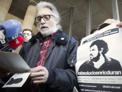 Un seguidor de Duran lee un comunicado en la puerta de la Audiencia Provincial de Barcelona.