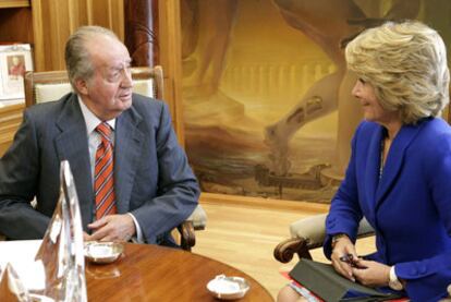 El Rey y Esperanza Aguirre, en la reunión mantenida ayer en La Zarzuela.