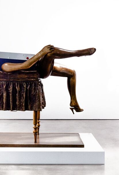 The Bronze Pinball Machine With a Woman Affixed (1980), de Edward Kienholz y Nancy Reddin Kienholz.