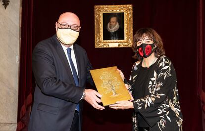Rosa Montero recibe el Premio CEDRO de la mano del presidente de la entidad, Daniel Fernández.