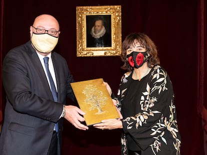 Rosa Montero recibe el Premio CEDRO de la mano del presidente de la entidad, Daniel Fernández.