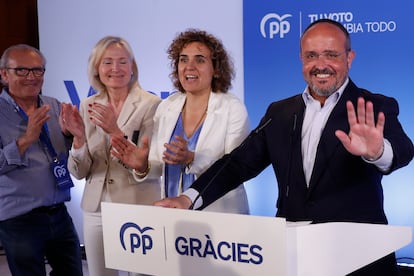 El candidato del PP a la presidencia de la Generalitat, Alejandro Fernández y, a su derecha, la cabeza de lista del Partido Popular para las elecciones europeas, Dolors Montserrat, el domingo tras conocer los resultados de las elecciones catalanas.