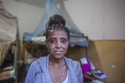 Betty tiene 20 años y es una de las seis hijas del hospital. Sus progenitores fallecieron por el VIH “siendo demasiado joven”, explica. “Vagué mendigando por las calles y después estuve realizando las tareas domésticas de una casa particular a cambio de ropa y comida. Un día enfermé y apareció un colaborador del doctor Sissay, que me trajo al hospital. Mis compañeros me cuidaron como si fueran mis hermanos y los médicos me trataron como a una hija. Hoy gracias a ellos veo un futuro posible: será trabajando como médico”.