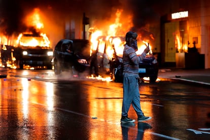 Coches ardiendo este sábado durante las protestas por la muerte de George Floyd en Seattle.