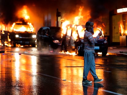 Coches ardiendo este sábado durante las protestas por la muerte de George Floyd en Seattle.