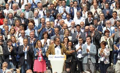 Artur Mas, rodeado de candidatos de CiU a las municipales.