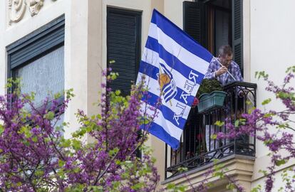 La Real Sociedad buscará conquistar la tercera Copa de su historia tras las de 1909, lograda bajo la denominación de Club Ciclista de San Sebastián, y la de 1987, donde se impusieron al Atlético de Madrid en los penaltis con goles de López Ufarte y Txiki Beguiristáin. En la imagen, un seguidor coloca la bandera de la Real Sociedad en su balcón.